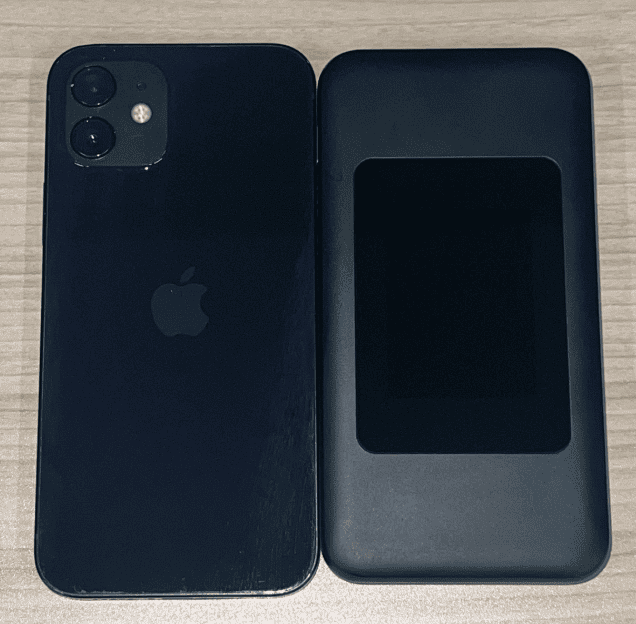 DOCK 5G 01とiPhone12のサイズ比較