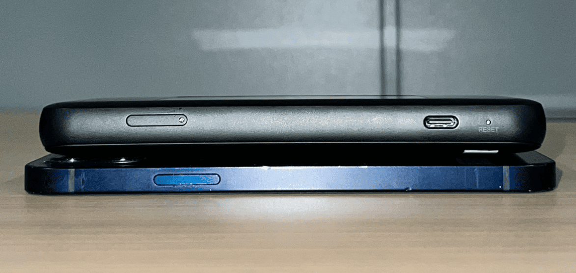 DOCK 5G 01とiPhone12のサイズ比較