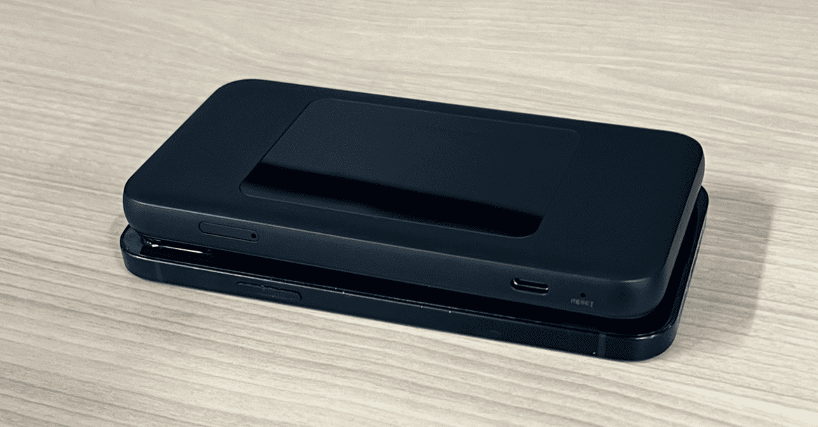 DOCK 5G 01とiPhone12のサイズ比較